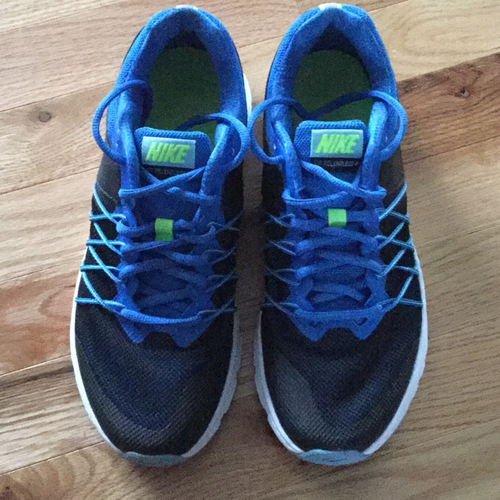 NIKE Women’s Sneaker